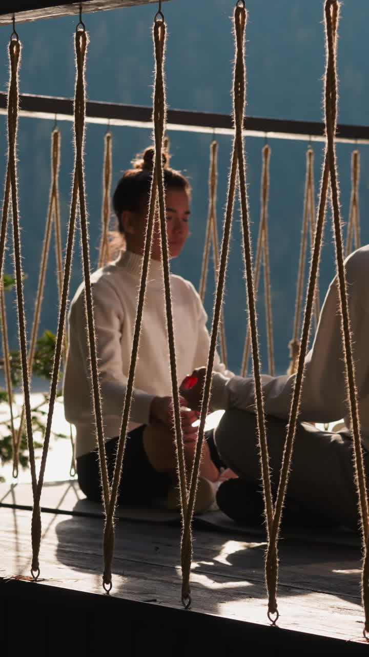 los socios participan en la meditación de cabeza a cabeza. el joven marido y la mujer participan en ejercicios de yoga diseñados para el cultivo de la claridad mental. equilibrio interior