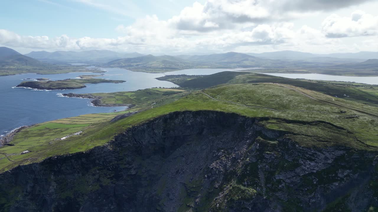 아일랜드의 발렌시아 섬에 있는 지오카운 산과 절벽은 울창한 풍경과 해안 풍경을 보여줍니다.