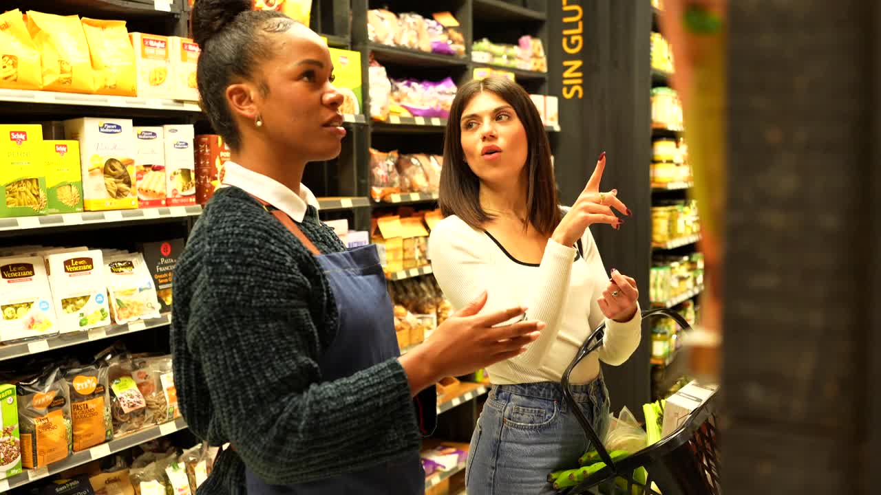 Clientes e funcionários em um supermercado