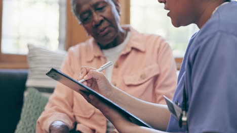 mujer, médico y manos escribiendo en el cuidado de ancianos