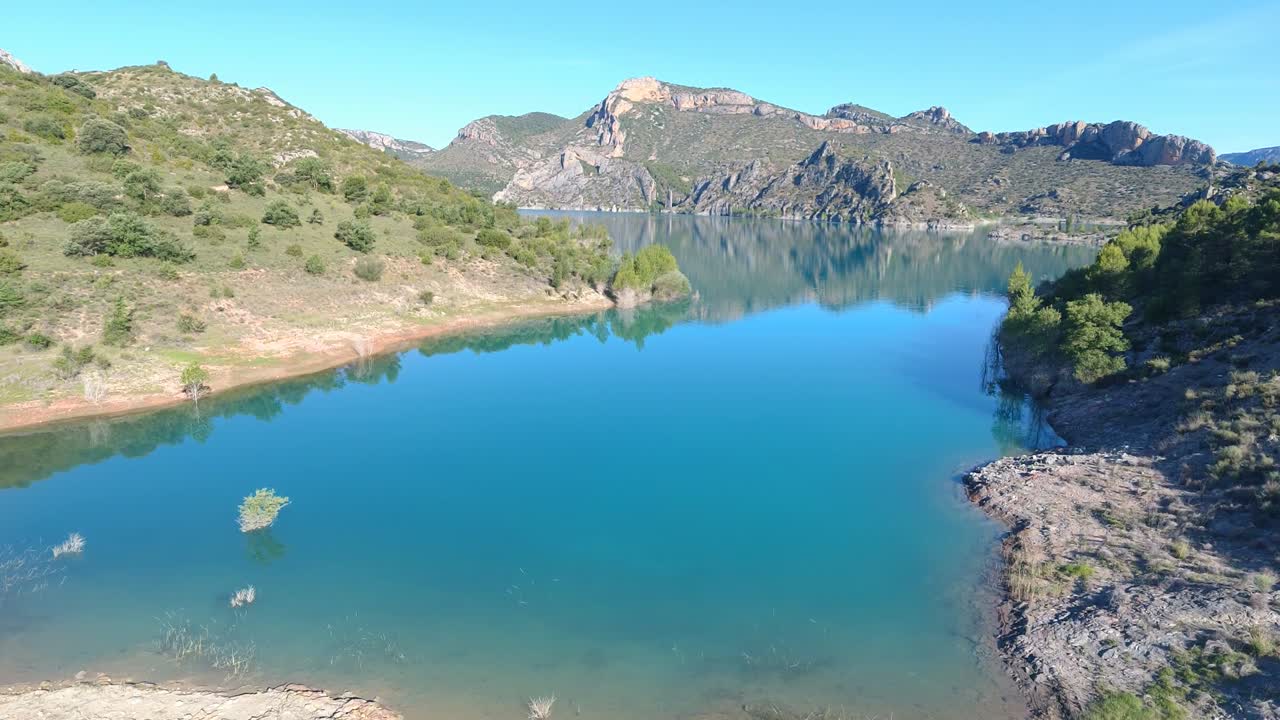 volar sobre un lago y un pequeño bosque
