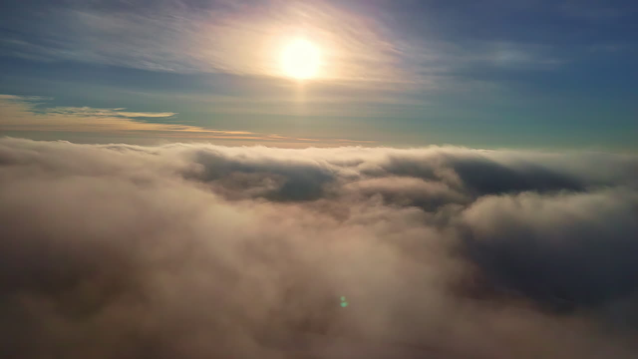 Vista aerea del sole e del cielo blu sopra la copertura nuvolosa