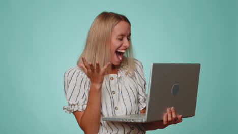 Mujer-Feliz-Y-Emocionada-Trabajando-En-Una-Computadora-Portátil-Ganando-Lotería,-Celebrando-El-éxito,-Comprando-En-Línea