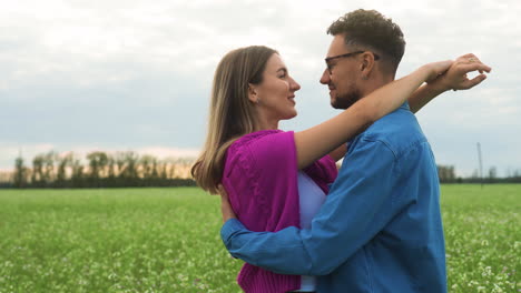 una pareja feliz abrazándose y besándose.