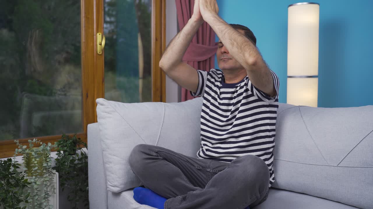 창문 앞에서 명상하는 남자.