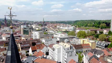 Gallo-Dorado-Y-Cruz-En-La-Imponente-Torre-De-La-Iglesia-Sobre-La-Ciudad-De-Kaiserslautern