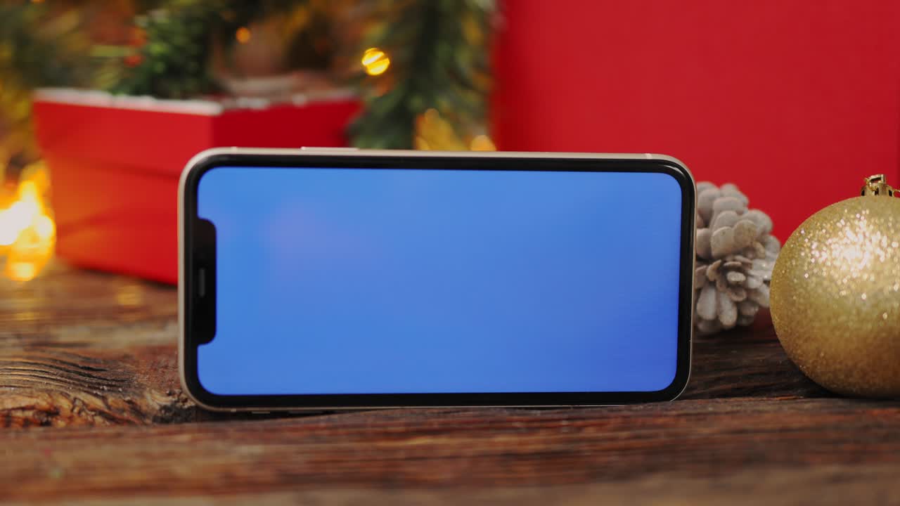 fondo de navidad caja de regalo roja tablet gadget pantalla verde luces de mesa de madera