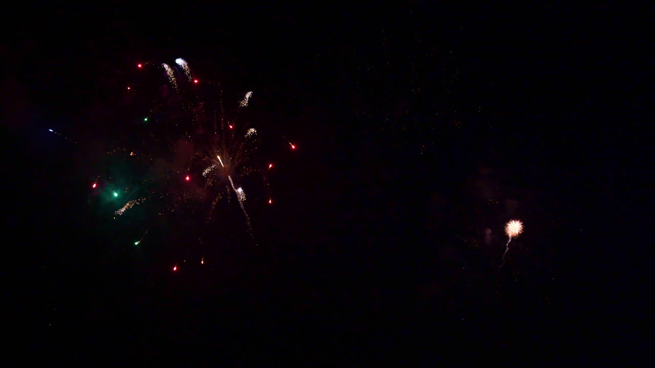 Splendido spettacolo astratto e colorato di fuochi d'artificio nel cielo notturno, simbolo di festa e anniversario di Capodanno per lo sfondo