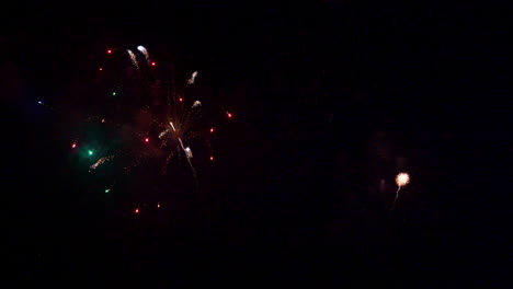 hermosos fuegos artificiales coloridos abstractos explotan en el cielo por la noche un símbolo de celebración en el aniversario de año nuevo para el fondo