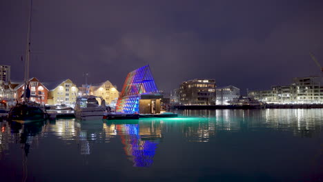 hermosas casas iluminadas de la ciudad en la ciudad portuaria de tromso noruega - wideshot