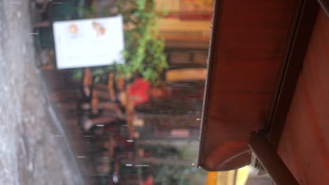 día lluvioso en un café callejero europeo