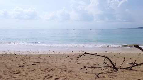 vista panorámica de la playa de arena de mar blanco en el día de verano con algunas olas y viento soplando en phuket, tailandia - en cámara lenta 4k uhd video