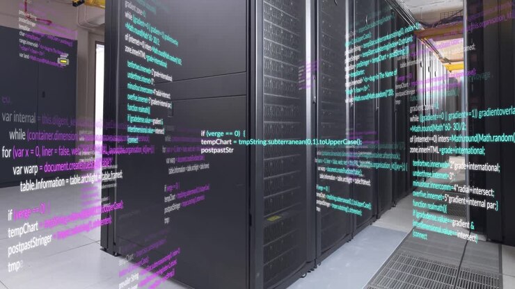 Animazione di elaborazione dati su sfondo di una sala server vuota.