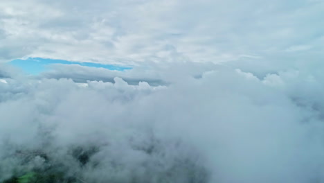 nubes blancas y esponjosas flotando sobre la naturaleza del campo