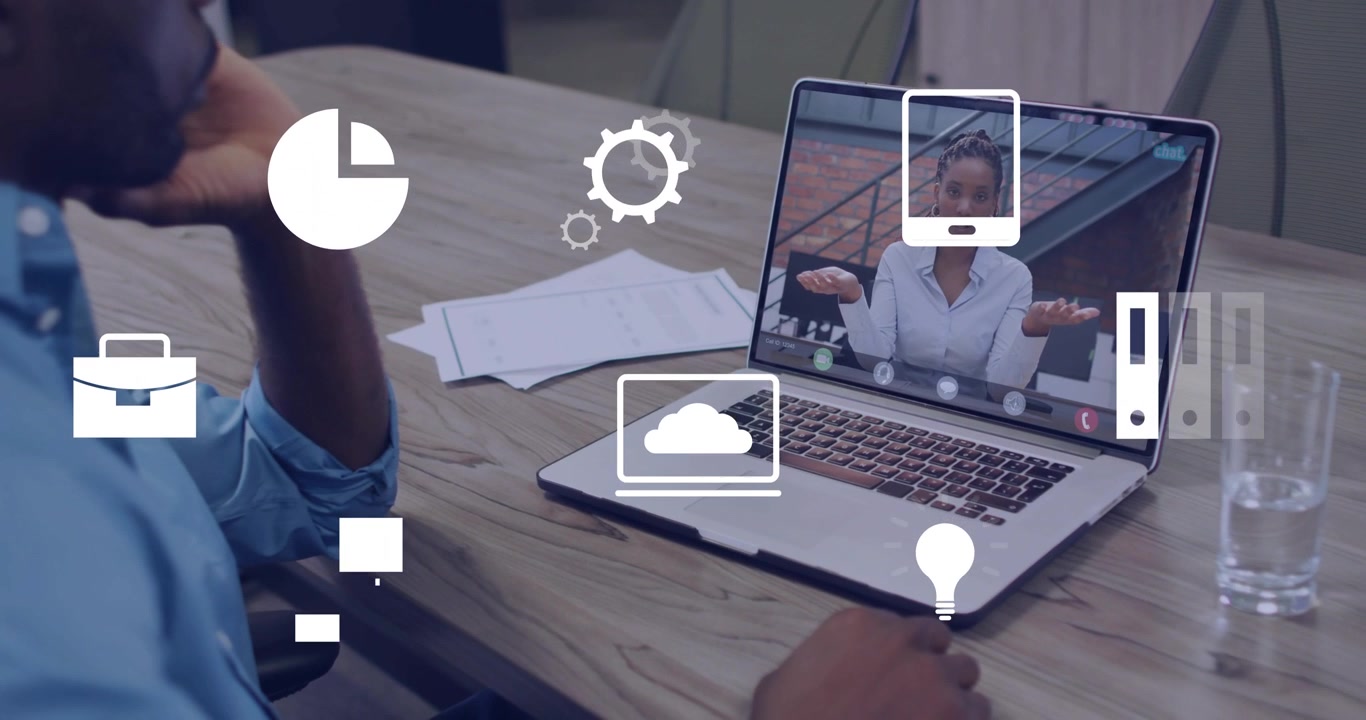 Uomo che si unisce a una riunione di lavoro su laptop, l'organizzatore gesticola e icone in sovrapposizione si animano mentre un uomo legge dei documenti.