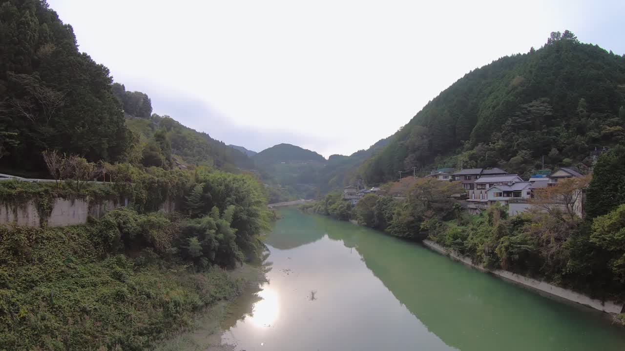 toma panorámica del río dozan, valle de iya, shikoku, japón