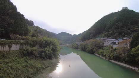 Toma-Panorámica-Del-Río-Dozan,-Valle-De-Iya,-Shikoku,-Japón