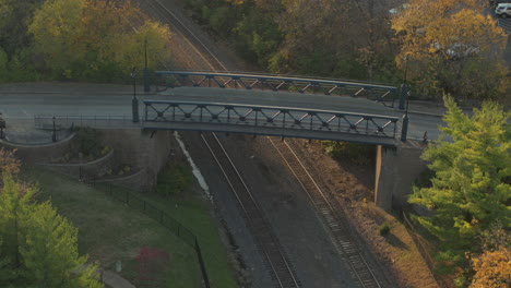 Autos-überqueren-Eine-Brücke-über-Eisenbahnschienen-In-Kirkwood-In-St