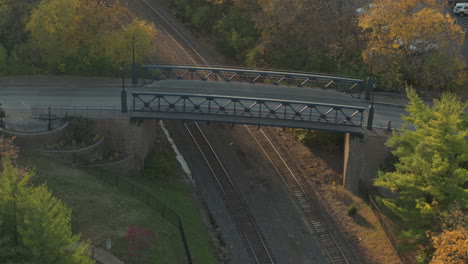 los coches cruzan un puente sobre las vías del tren en kirkwood en st