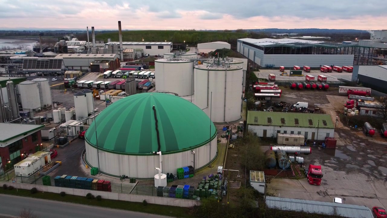 Refood Lebensmittelabfälle, industrielle grüne, kuppelförmige, biologisch abbaubare Recycling-Siloanlage, aufsteigende Luftaufnahme.