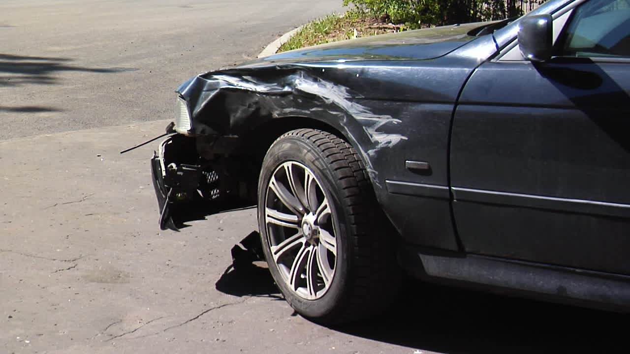 자동차 충돌 후 파손된 차량