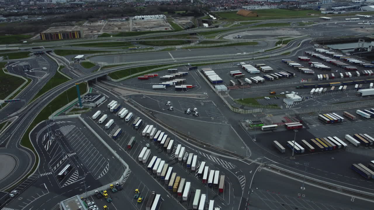 vista aérea de una terminal de contenedores ocupada