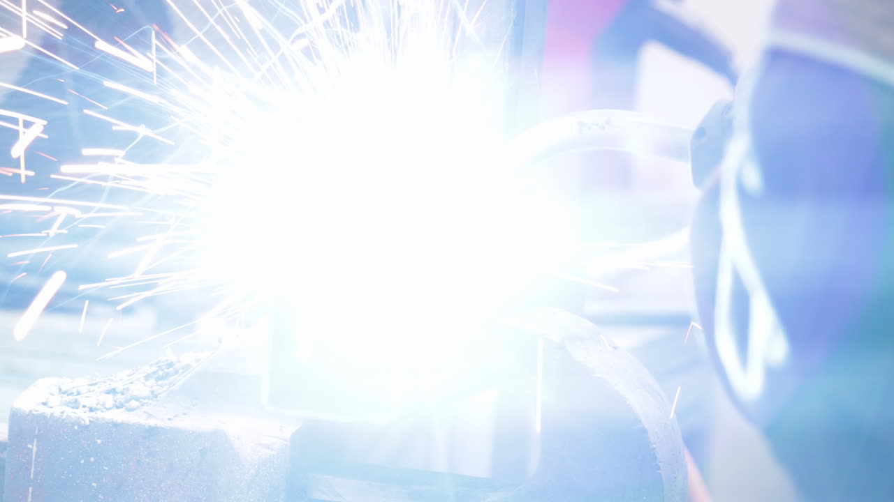 는 노동자 계급 인력 는 철 금속 조각 불 불꽃으로부터 보호 장비를 착용