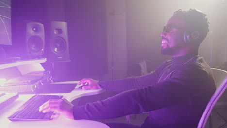 hombre trabajando en un estudio de producción musical