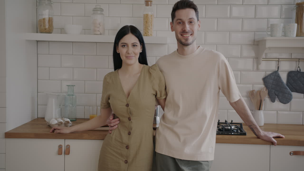 pareja feliz en una cocina moderna