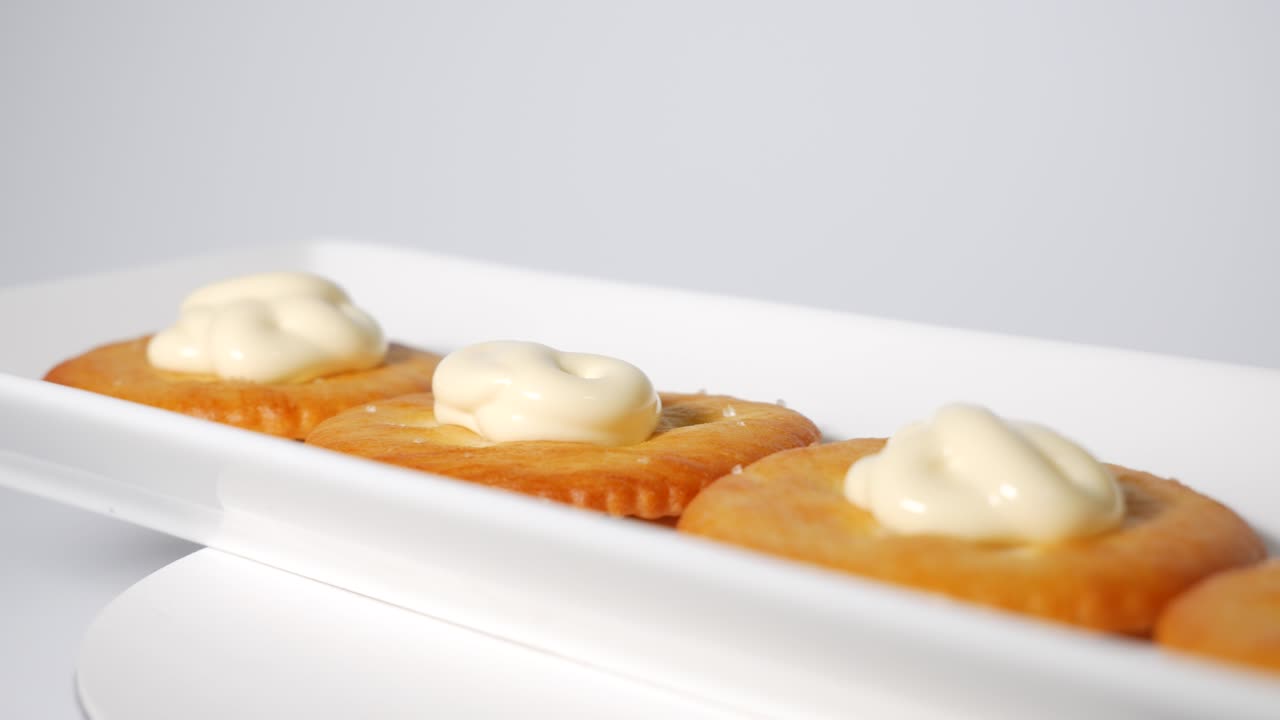 마요네즈와 함께 둥근 크래커