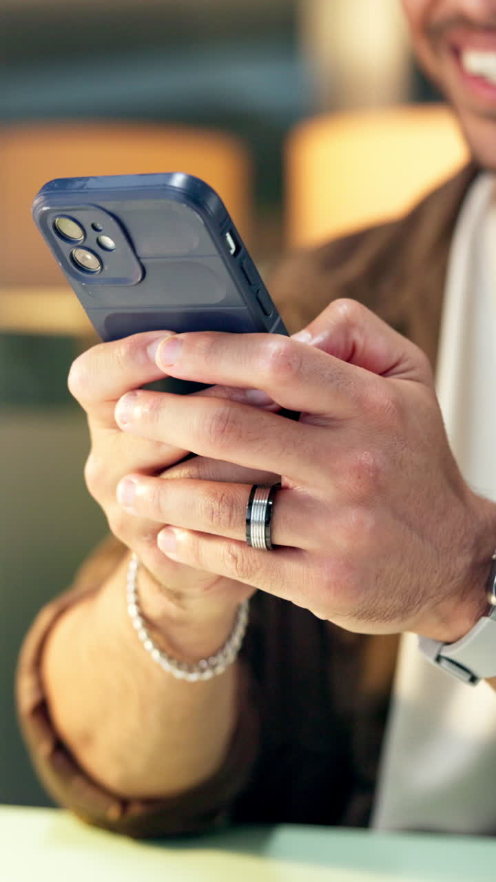 Primo piano di un uomo sorridente che usa lo smartphone