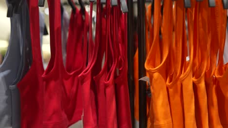 camisetas coloridas en exhibición