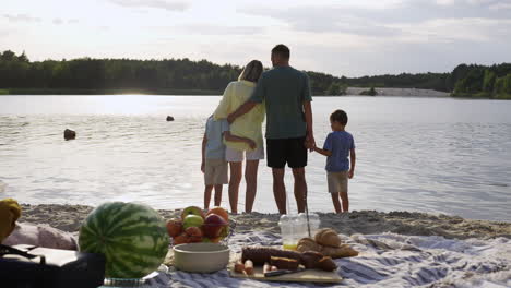 Familie-Umarmt-Sich-Beim-Picknick-Am-Strand