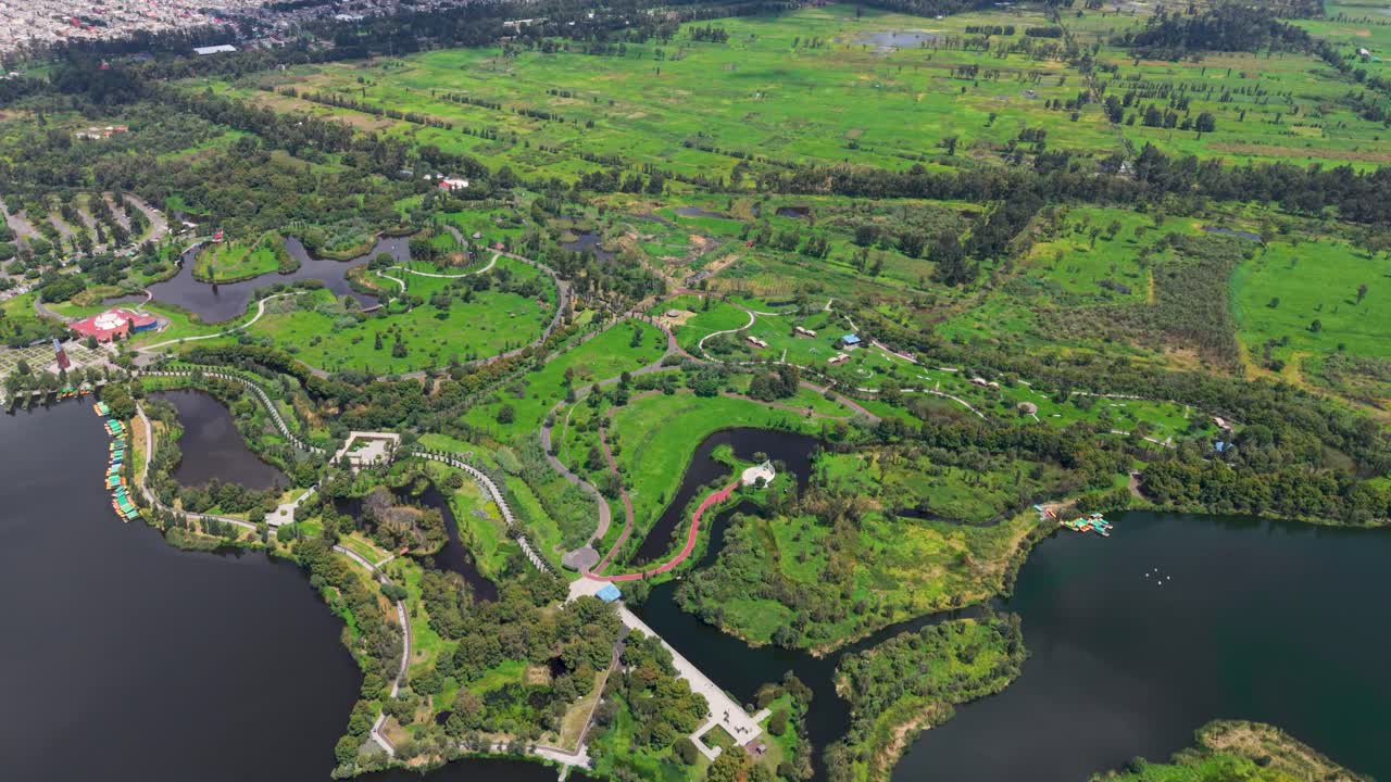 Rekaman drone Taman Ekologi Xochimilco di Mexico City pada hari yang cerah