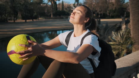 una mujer caucásica descansando al aire libre.