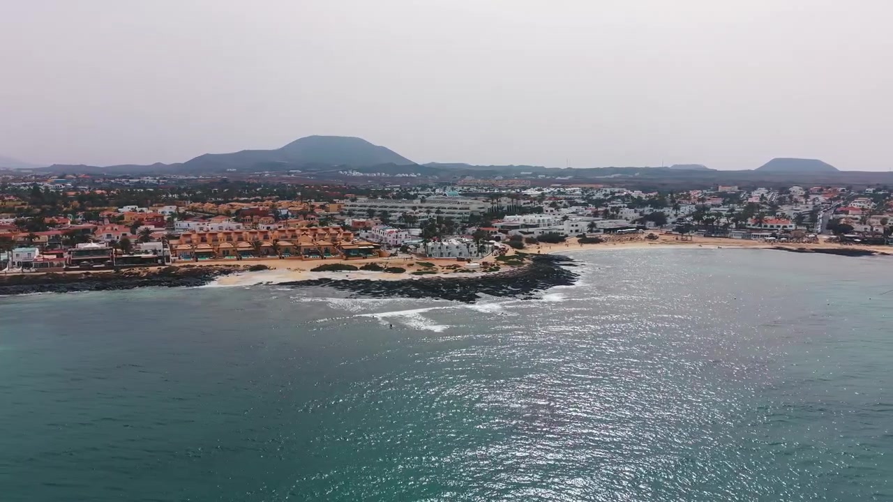 Vista aerea di una cittadina costiera e dell'oceano turchese a Fuerteventura