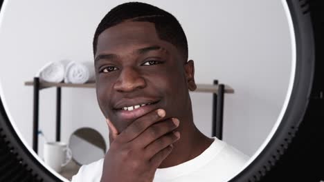 hombre negro guapo cuidado facial por la mañana