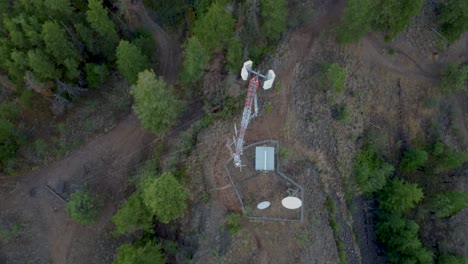 mirando hacia abajo en el transmisor de la torre celular de comunicaciones de radio en una montaña remota