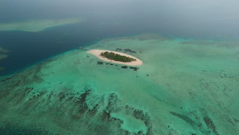 vuelo de avión no tripulado sobre una isla privada rodeada de arrecifes de coral en fiji