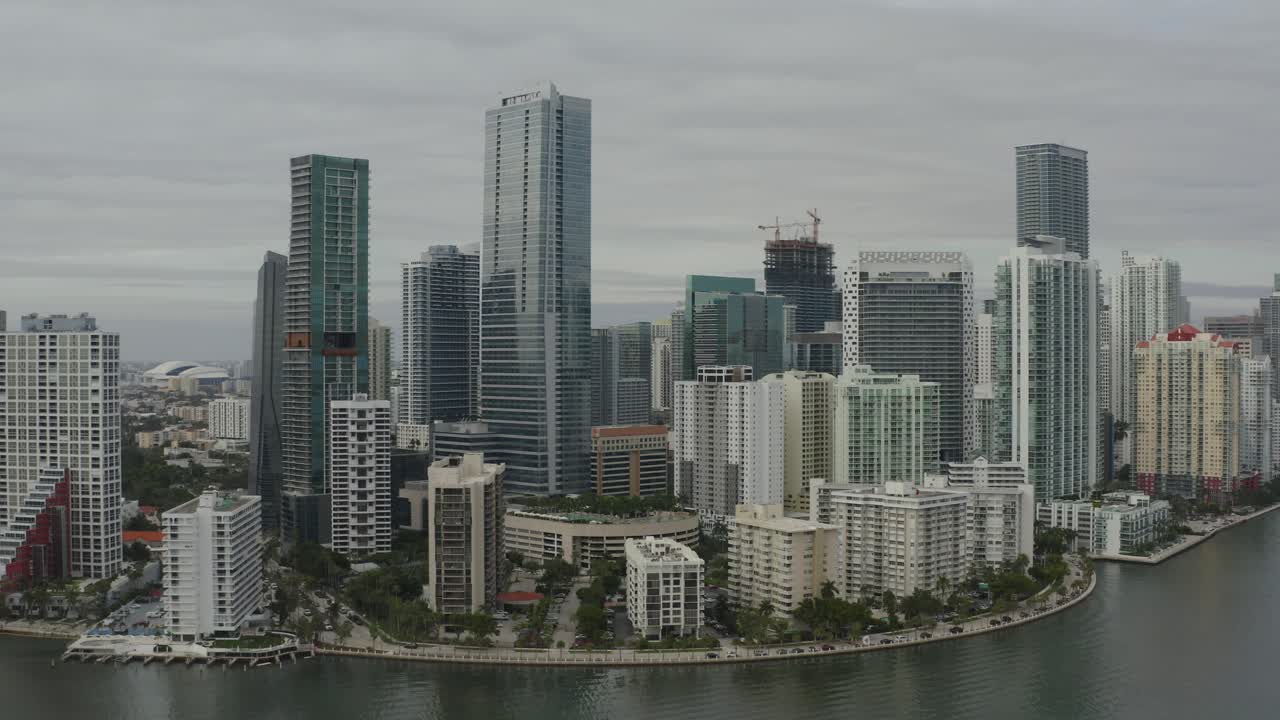 마이애미 시내의 건물을 향해 공중 밀기