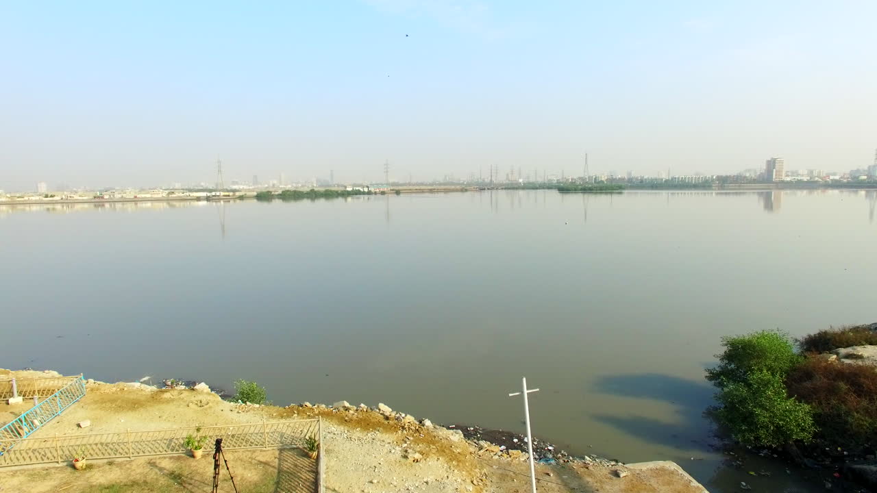 pestaña de agua de mar emergiendo en la ciudad, vista aérea