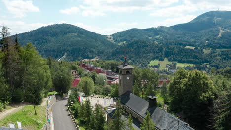 Vista-Aérea-De-Drones-Del-Santuario-De-La-Madre-De-Dios,-La-Reina-Polaca-Y-Las-Montañas-Beskid-En-El-Fondo