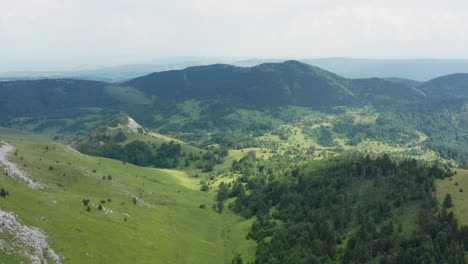 idílico paisaje montañoso de jadovnik en serbia durante el día - toma aérea de drones