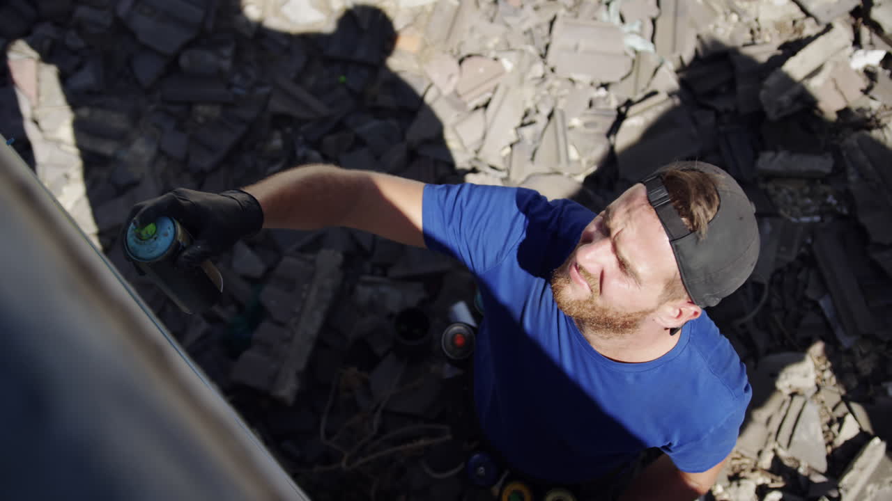 artista de graffiti pintando con spray de aerosol 4k