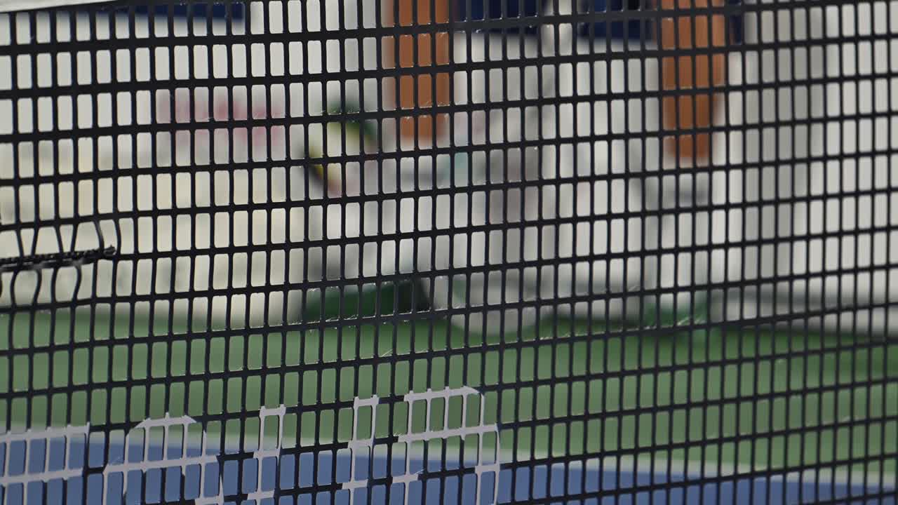 una vista de primer plano que muestra la composición de goma de una red de tenis profesional adaptada para eventos atp
