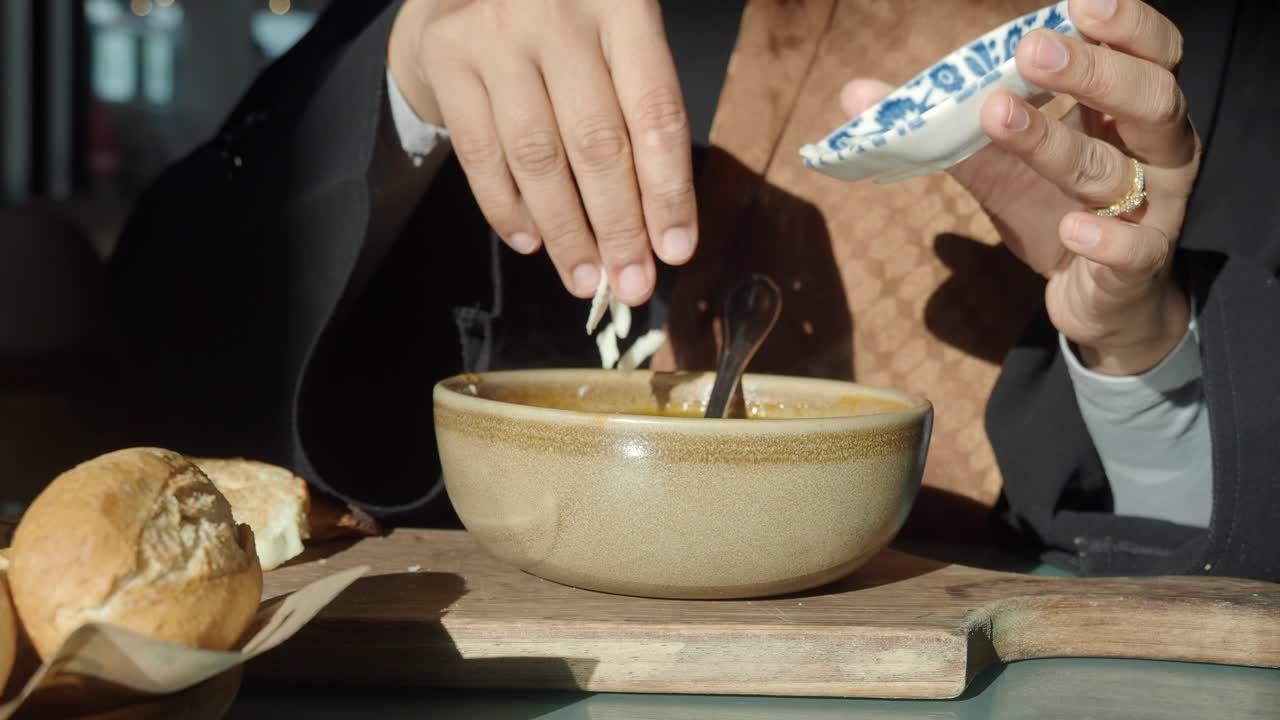 수프를 먹는 여자