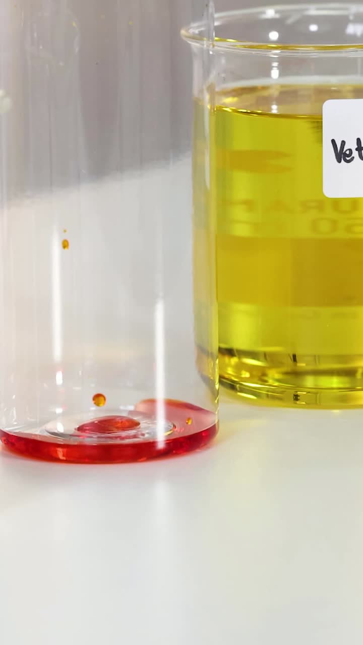 interacción de líquidos coloridos en un experimento científico