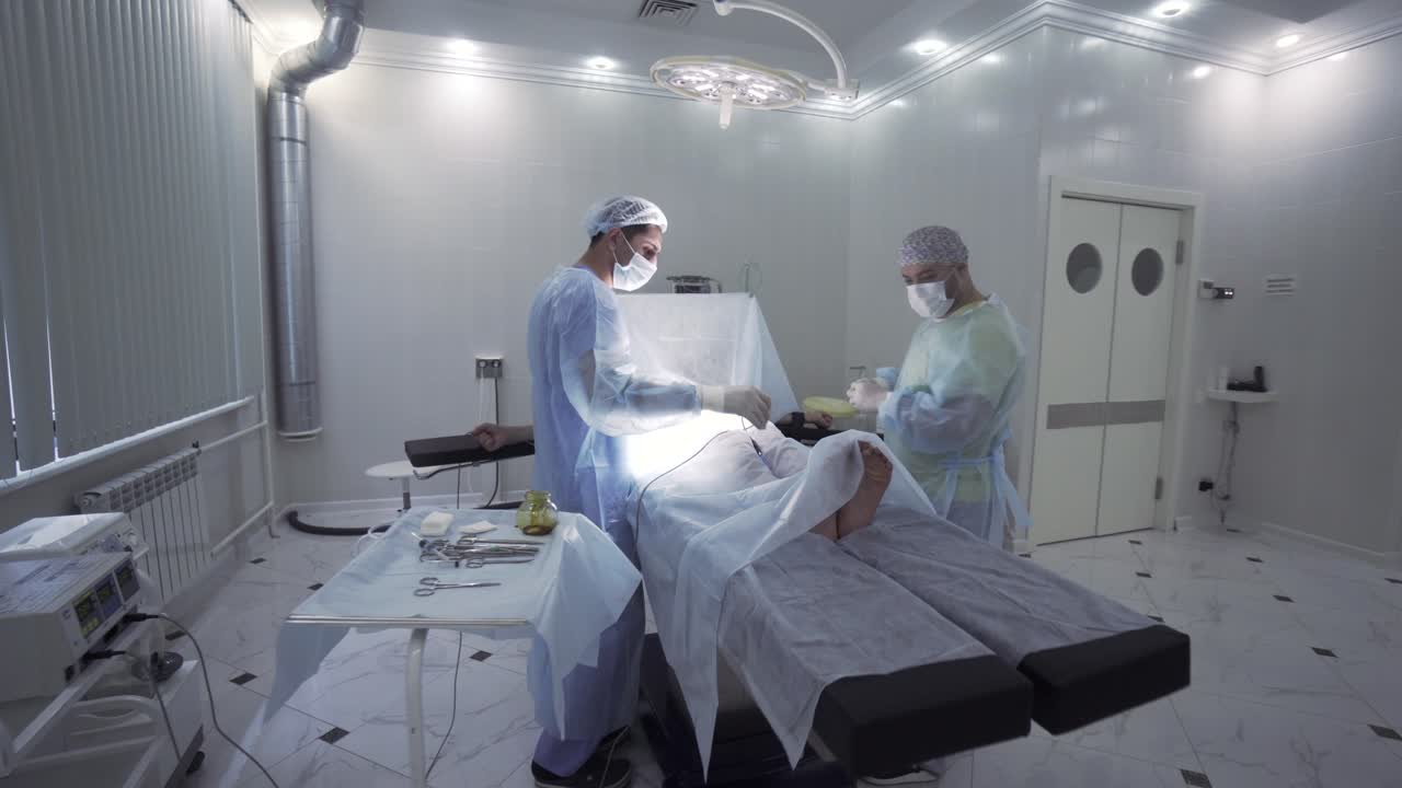 procedimiento quirúrgico en una sala de operaciones