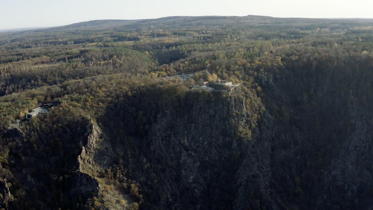 vista aérea de drones de thale, rosstrappen, hexenstieg, hexentanzplatz y el bodetal en el norte del parque nacional de harz a finales de otoño al atardecer, alemania, europa