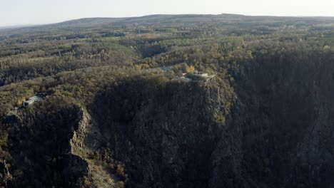 Vista-Aérea-De-Drones-De-Thale,-Rosstrappen,-Hexenstieg,-Hexentanzplatz-Y-El-Bodetal-En-El-Norte-Del-Parque-Nacional-De-Harz-A-Finales-De-Otoño-Al-Atardecer,-Alemania,-Europa